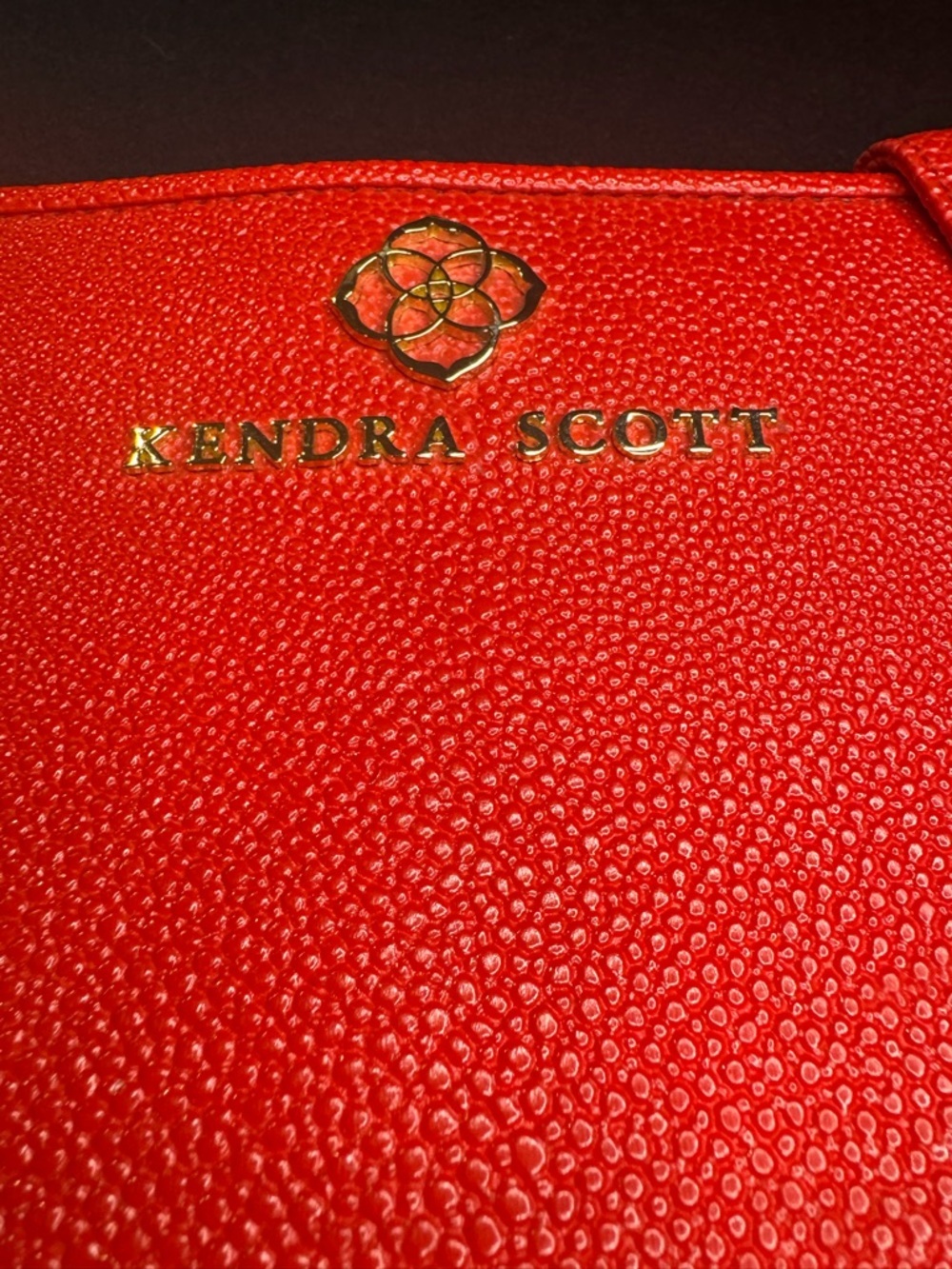 Kendra Scott Red Pebbled Jet Set jewelry organizer with Gold Logo - Picture 3 of 4